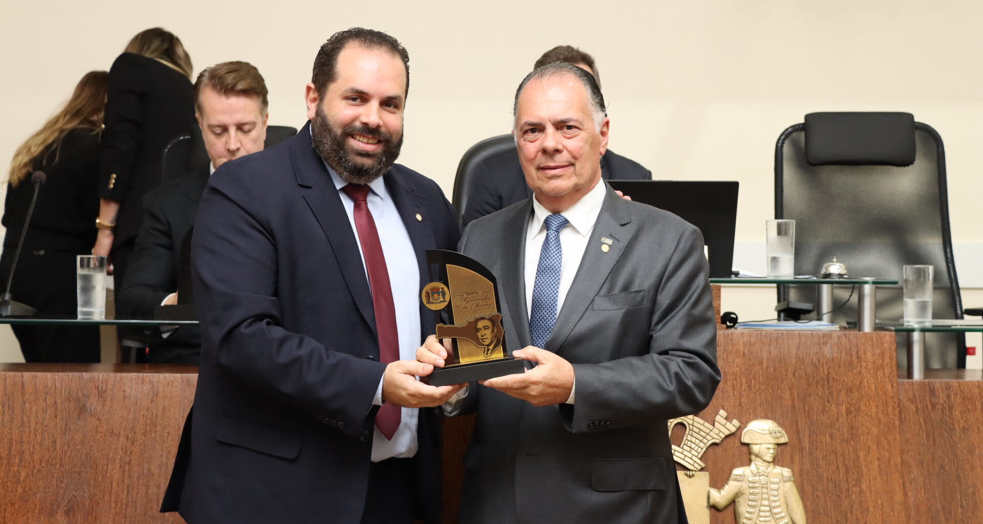 Presidente da FIESC recebe homenagem da Câmara de Florianópolis