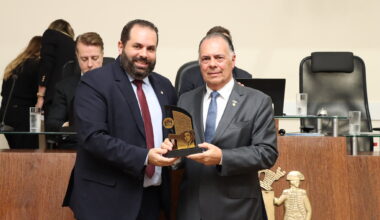 Presidente da FIESC recebe homenagem da Câmara de Florianópolis