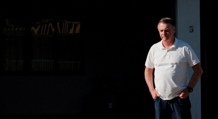 Cirurgia de Jair Bolsonaro a hérnias inguinais foi "bem-sucedida"