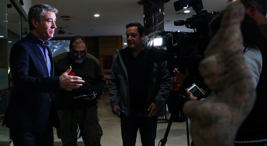 "Pouco digno". Carneiro condena "leilão de valorizações salariais" de Montenegro