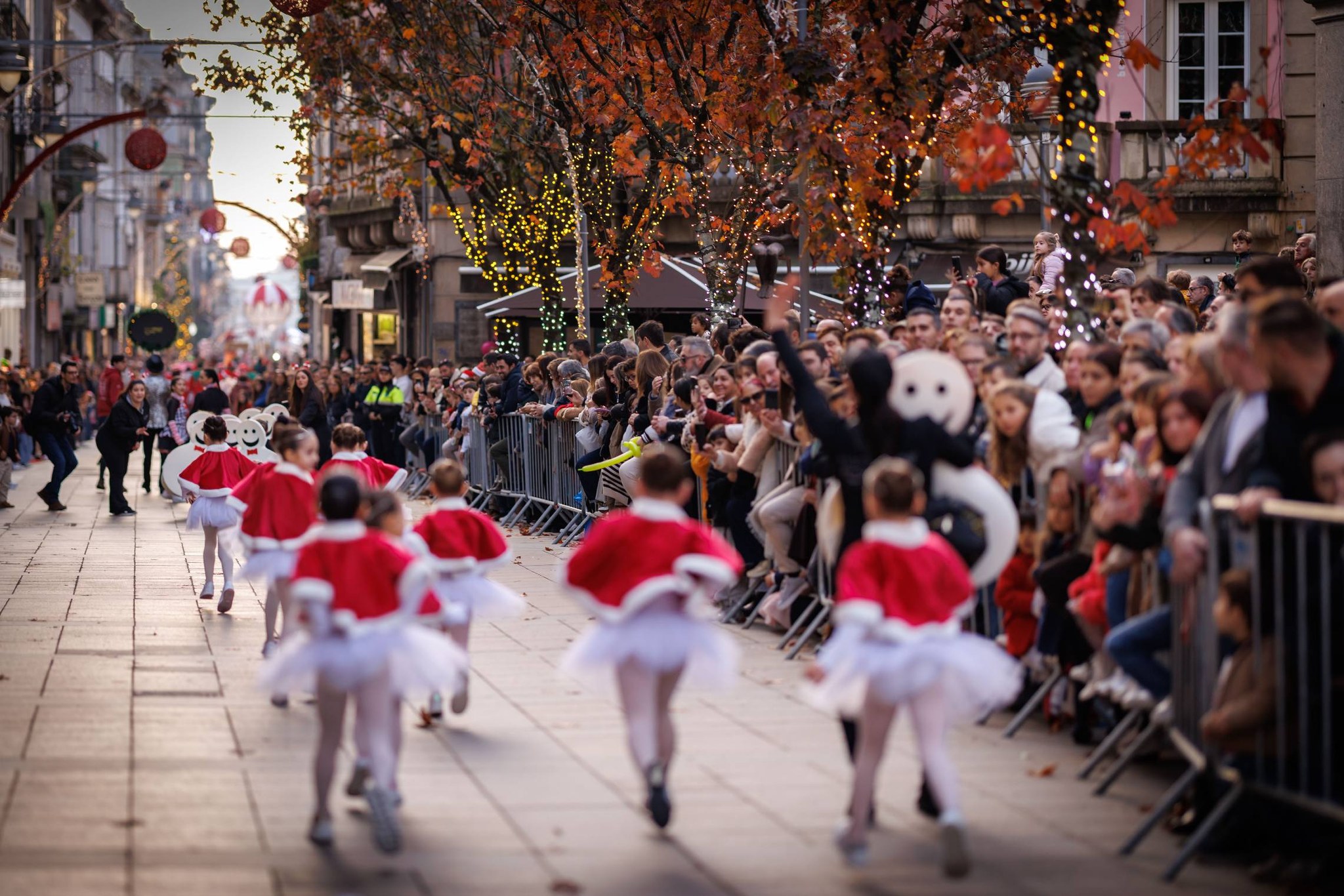 "maior parada de natal de sempre em braga" voltou a encher as ruas