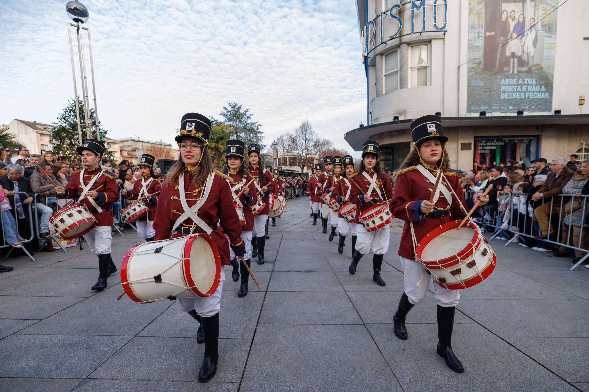 "maior parada de natal de sempre em braga" voltou a encher as ruas