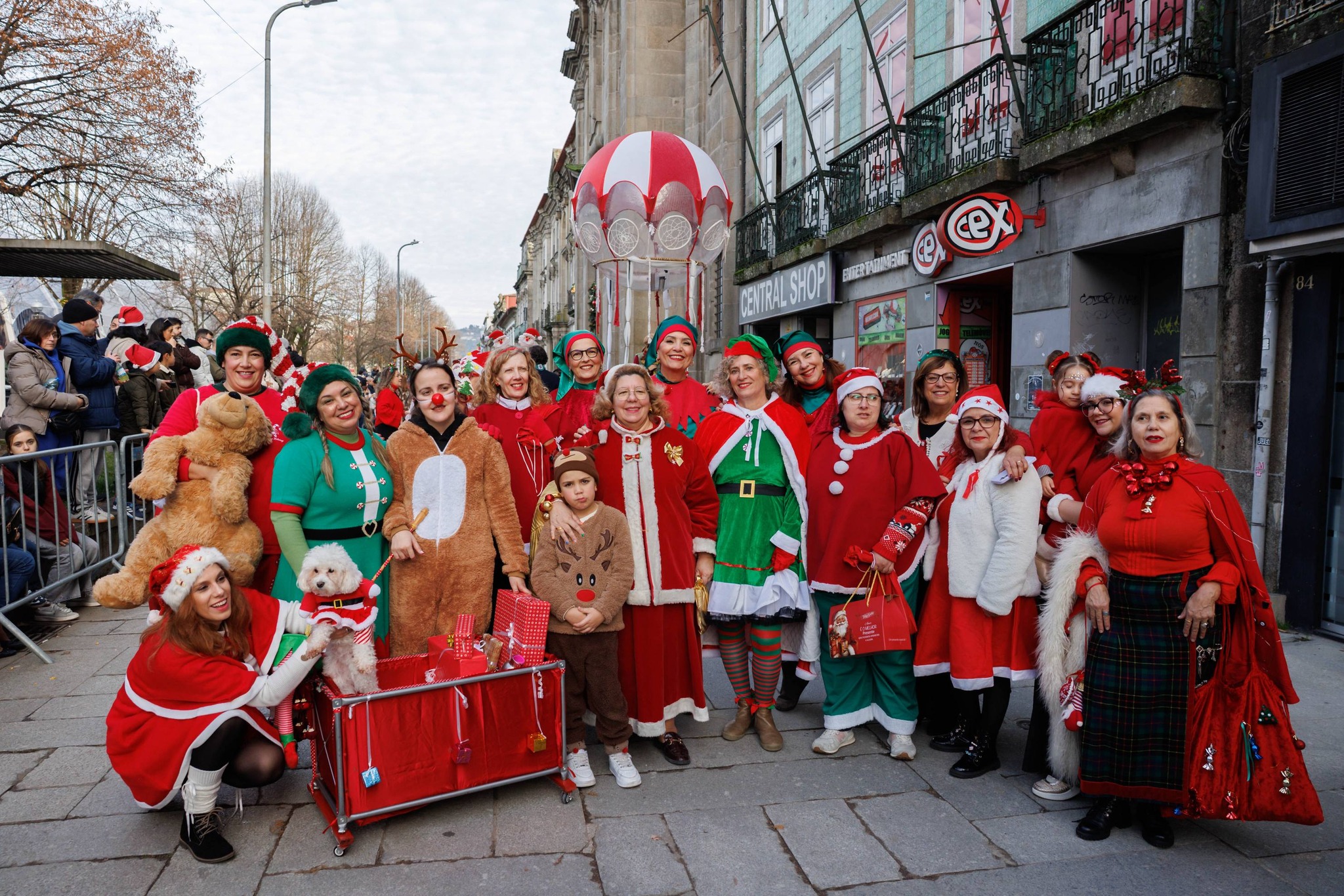 "maior parada de natal de sempre em braga" voltou a encher as ruas