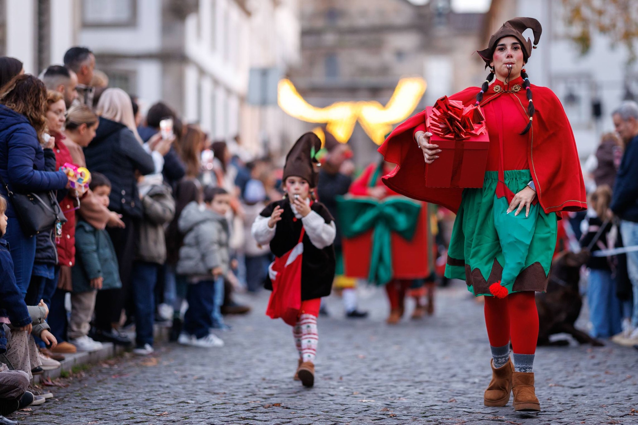"maior parada de natal de sempre em braga" voltou a encher as ruas