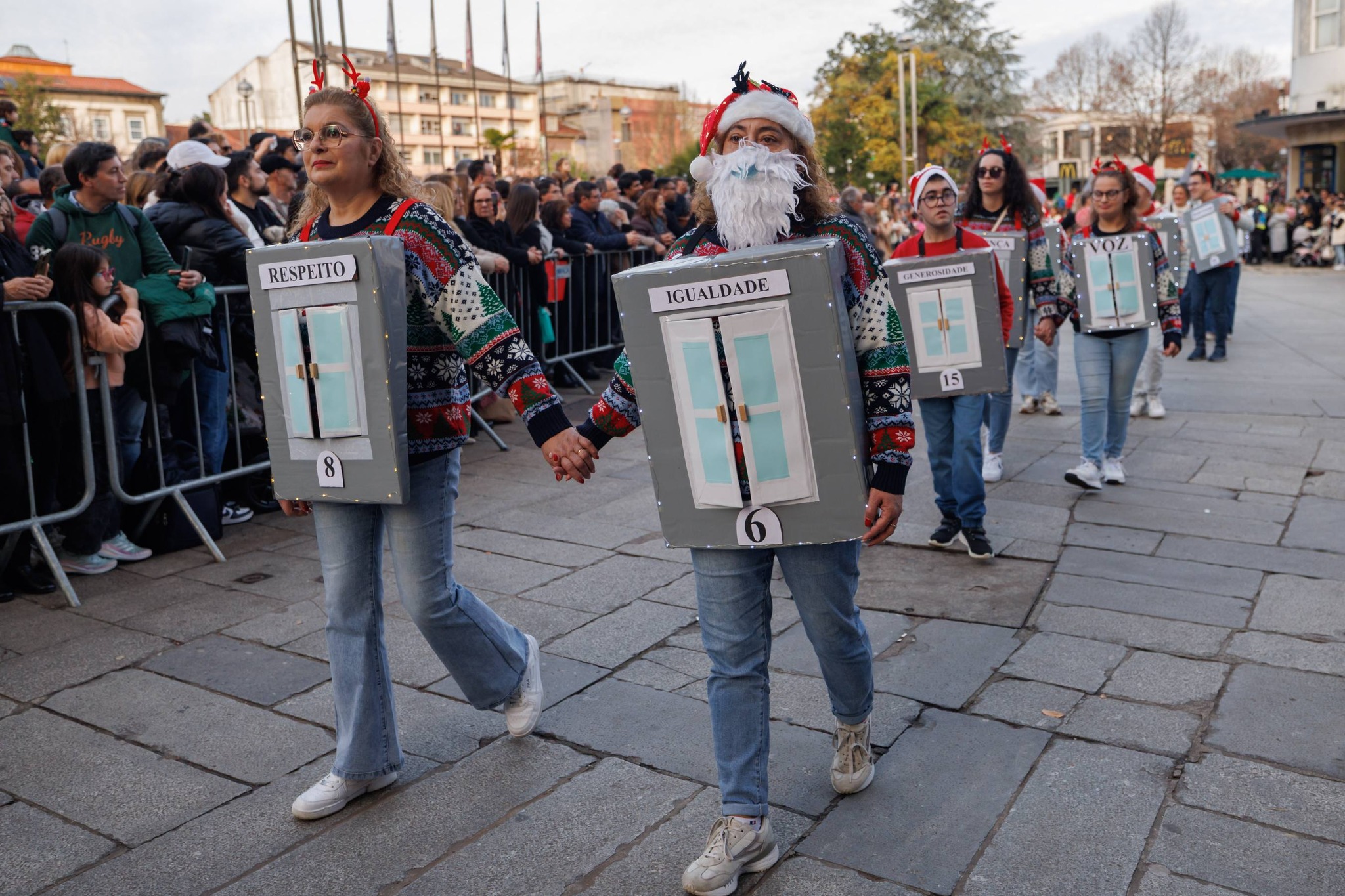 "maior parada de natal de sempre em braga" voltou a encher as ruas