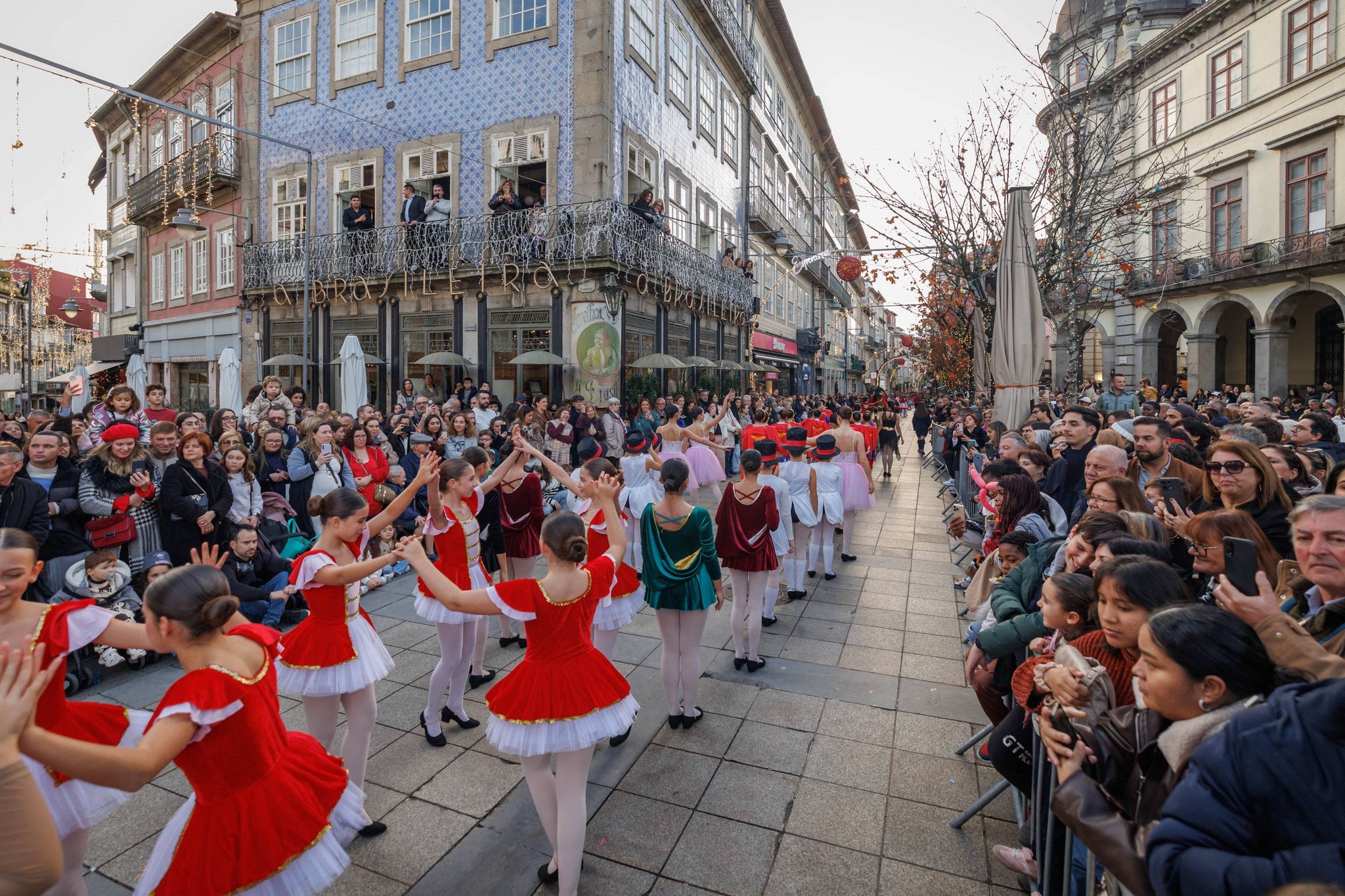 "maior parada de natal de sempre em braga" voltou a encher as ruas