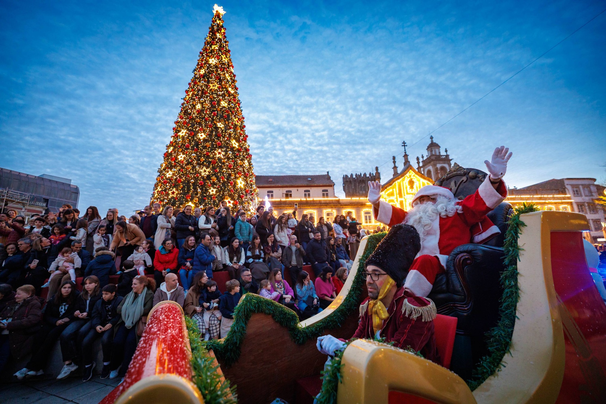 "maior parada de natal de sempre em braga" voltou a encher as ruas