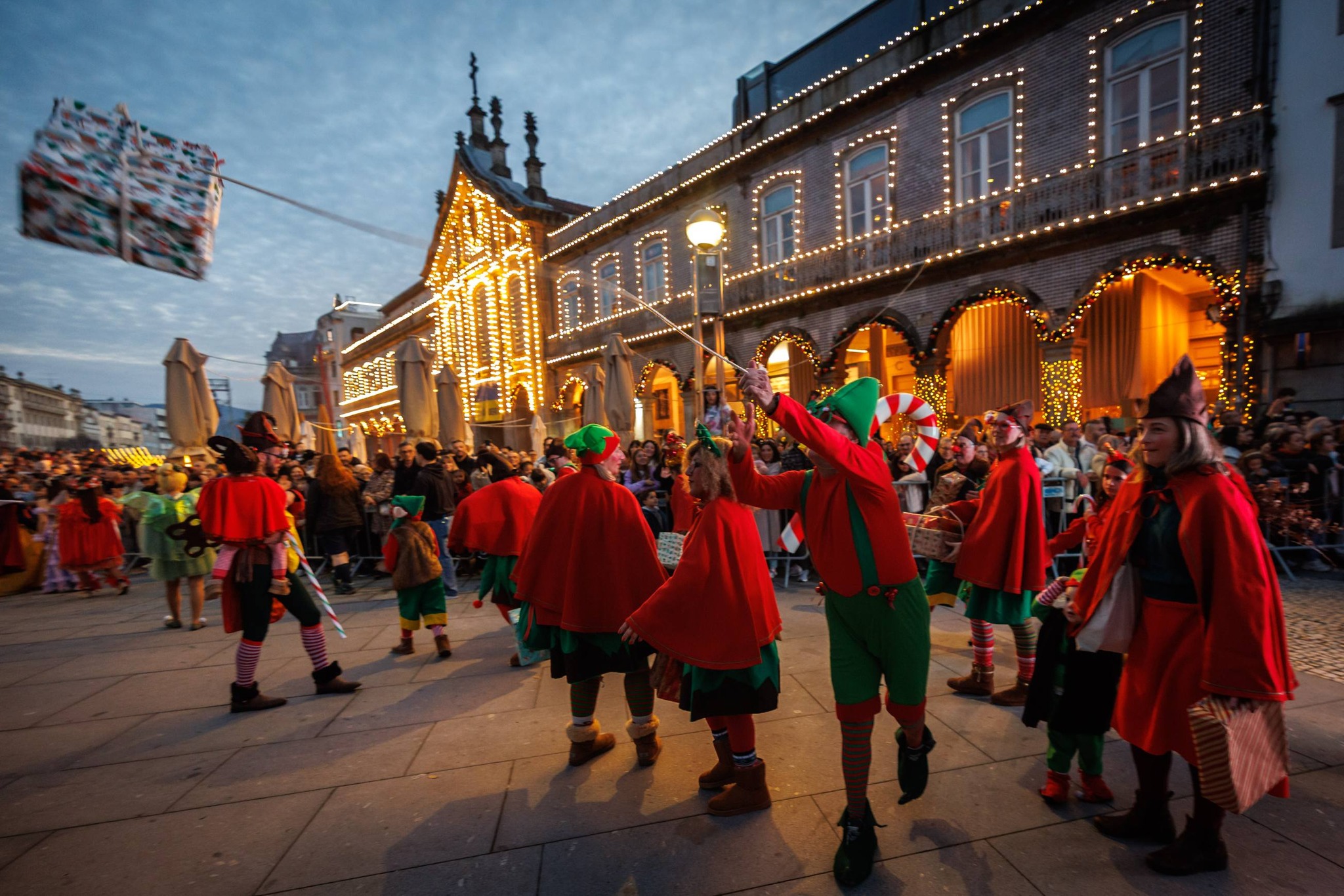 "maior parada de natal de sempre em braga" voltou a encher as ruas
