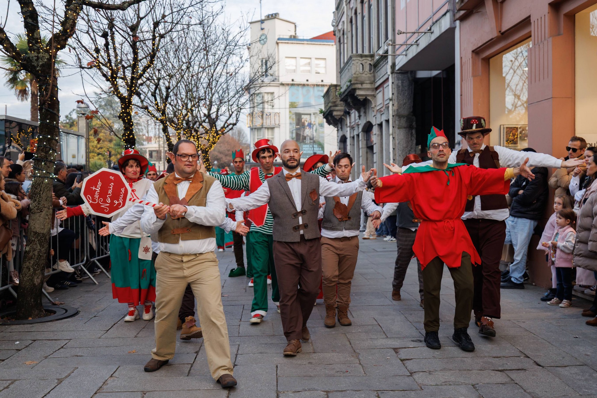 "maior parada de natal de sempre em braga" voltou a encher as ruas