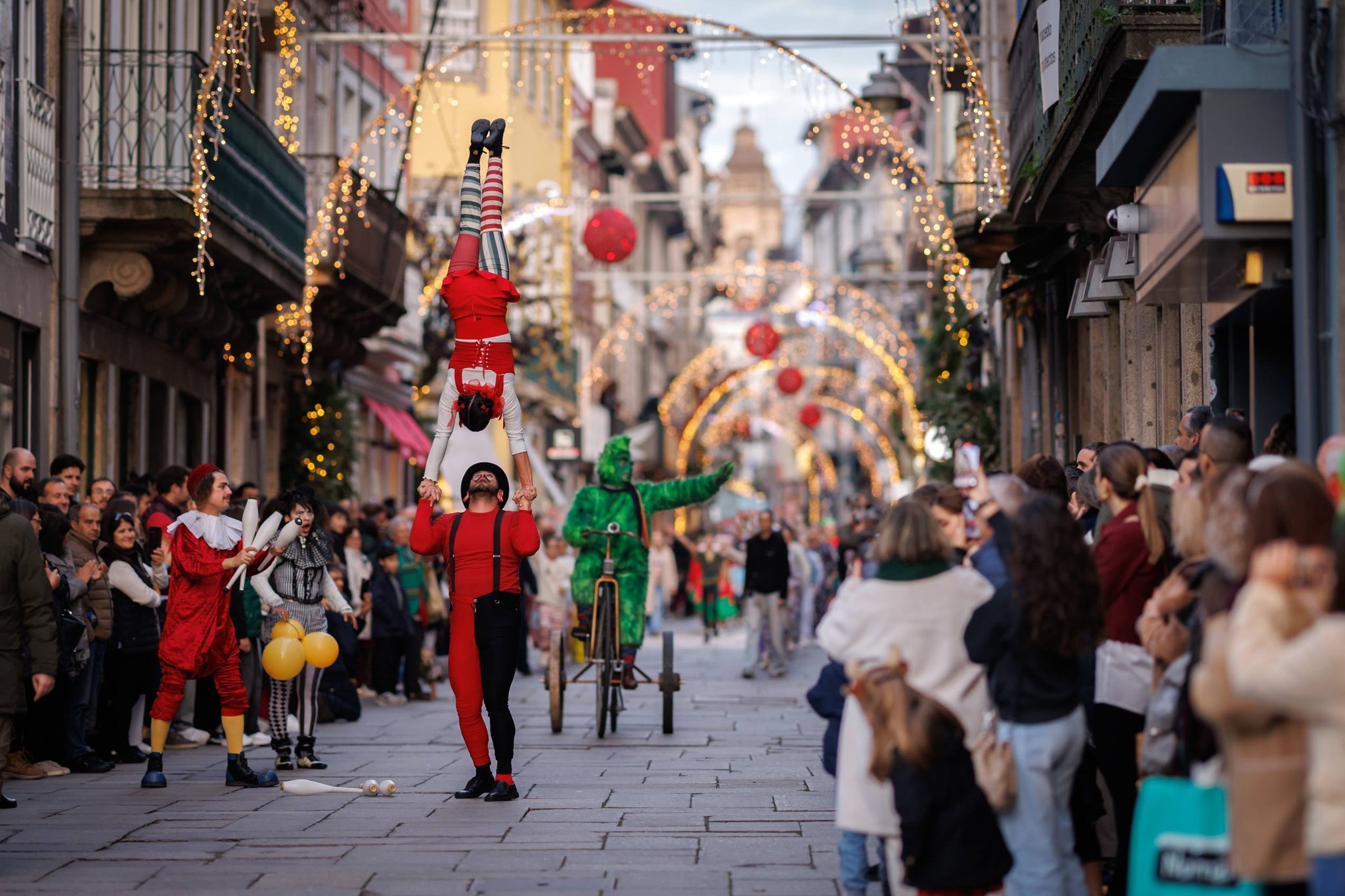 "maior parada de natal de sempre em braga" voltou a encher as ruas