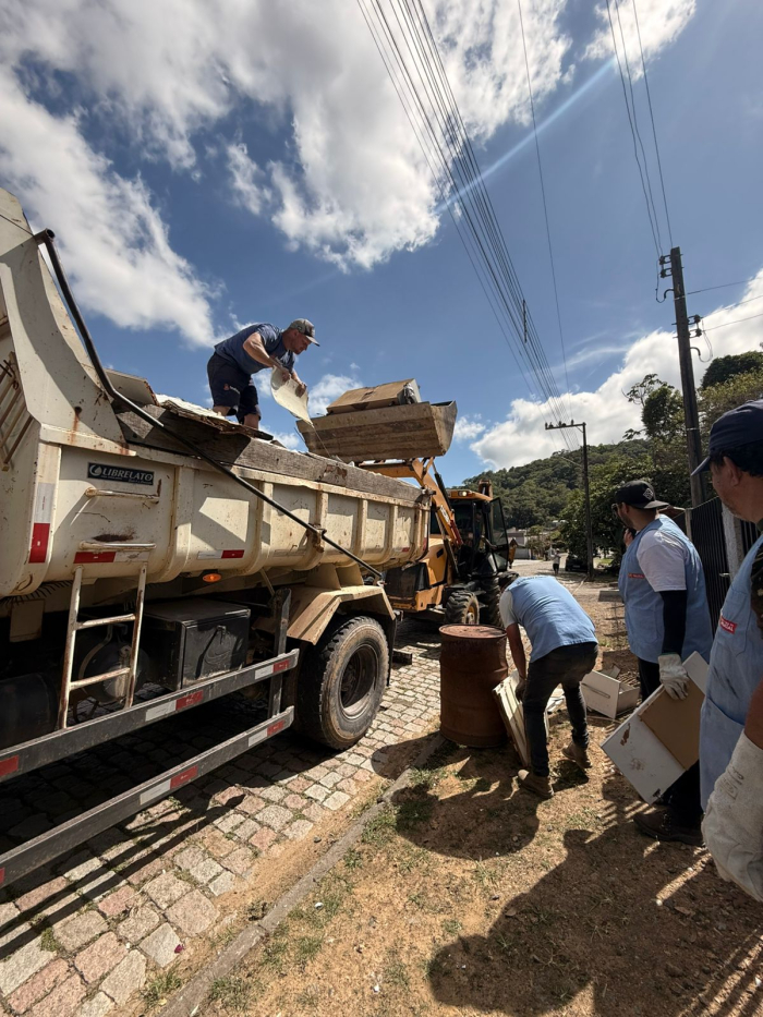Mutirão de limpeza recolhe mais de uma tonelada de materiais no Loteamento Cipriano