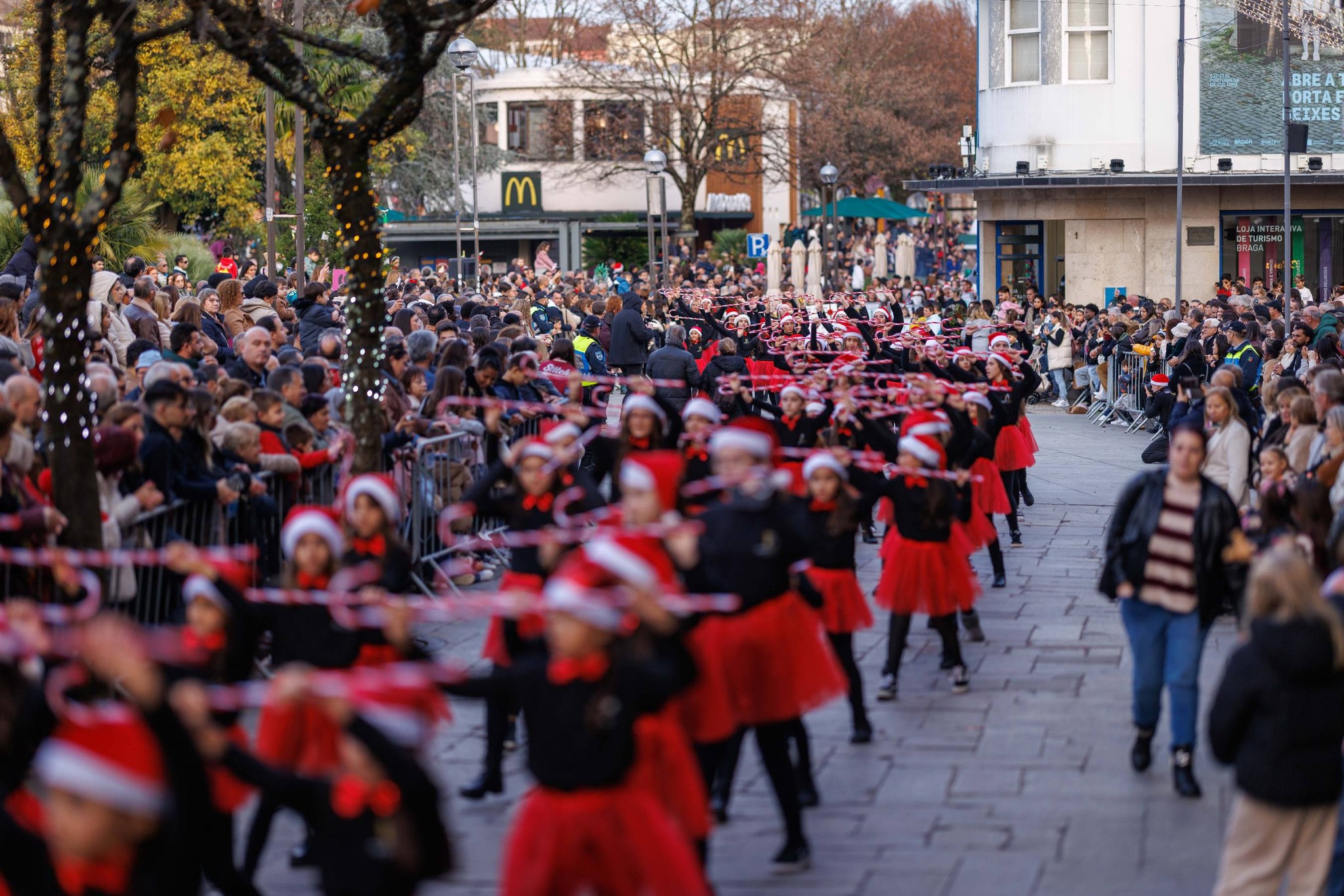 "maior parada de natal de sempre em braga" voltou a encher as ruas