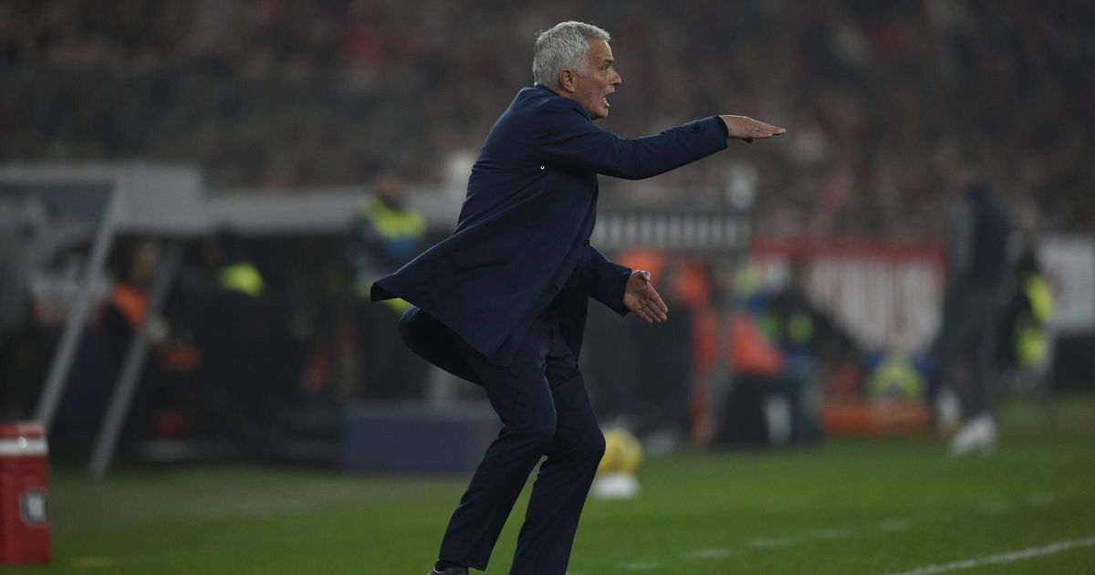 Benfica-Nápoles: grande surpresa no onze de Mourinho