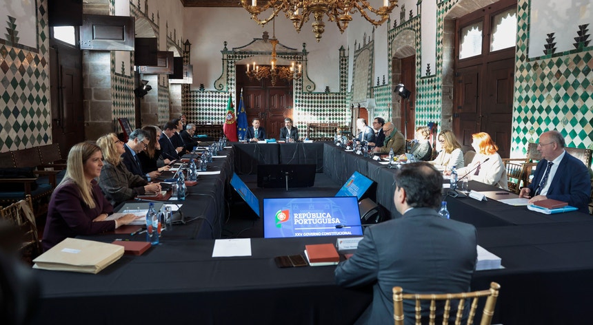 920 euros em 2026. Aprovada subida do salário mínimo estabelecida em Concertação