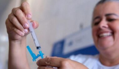 Primeiras doses serão destinadas aos profissionais da Saúde