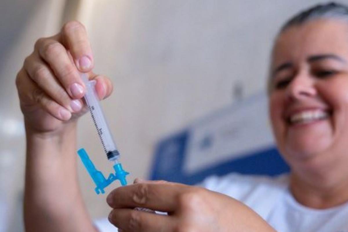 Primeiras doses serão destinadas aos profissionais da Saúde