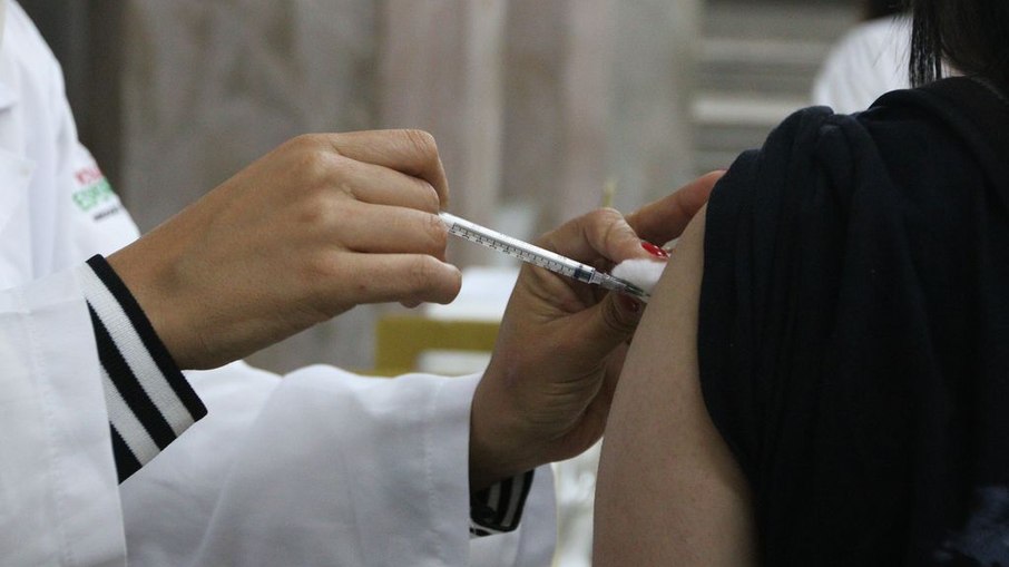 Estudo indica ligação entre vacina contra Covid-19 e mortes de crianças