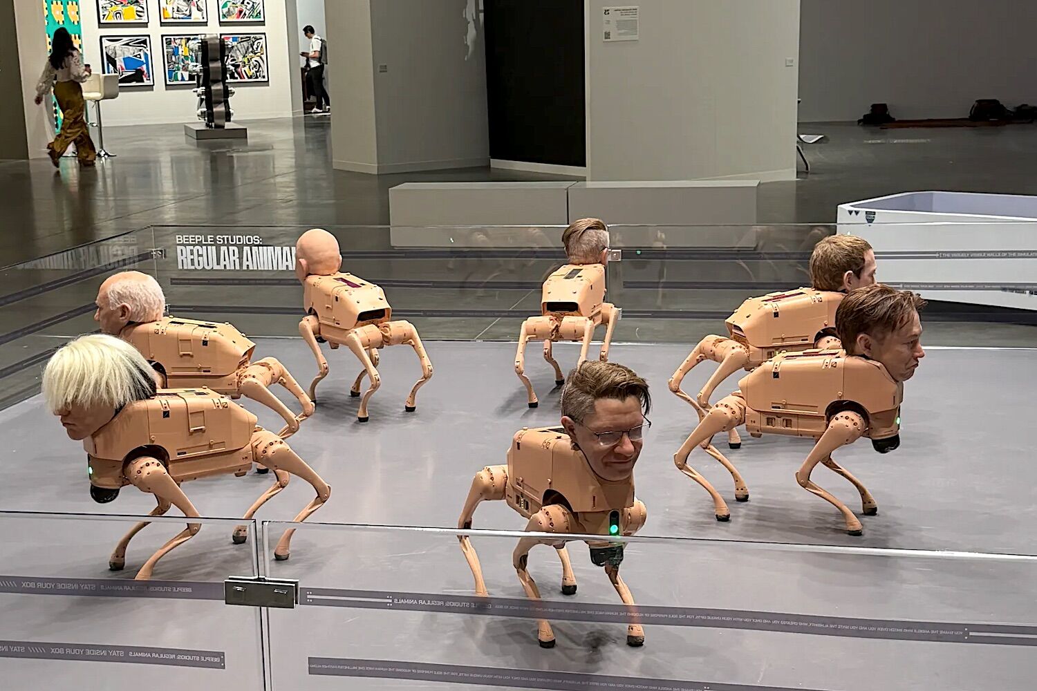 Cães-robô com cabeça de Musk, Bezos e Zuck defecam arte feita por IA. É uma instalação