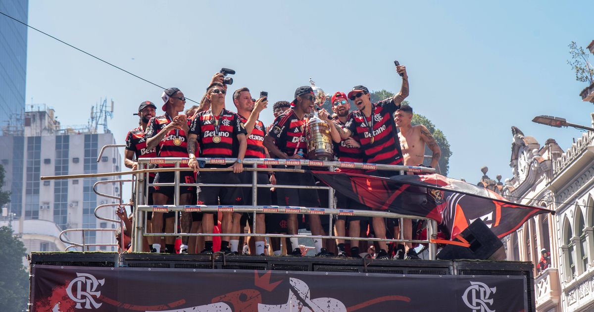Taça partida, provocações aos rivais e carga policial: festa do Flamengo teve tudo