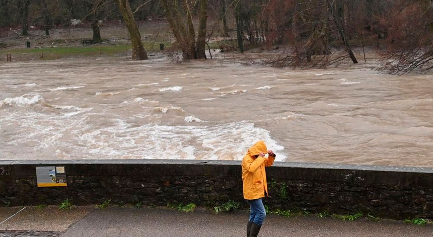 Estradas intransitáveis, casas inundadas. Chuva forte atinge sul de França