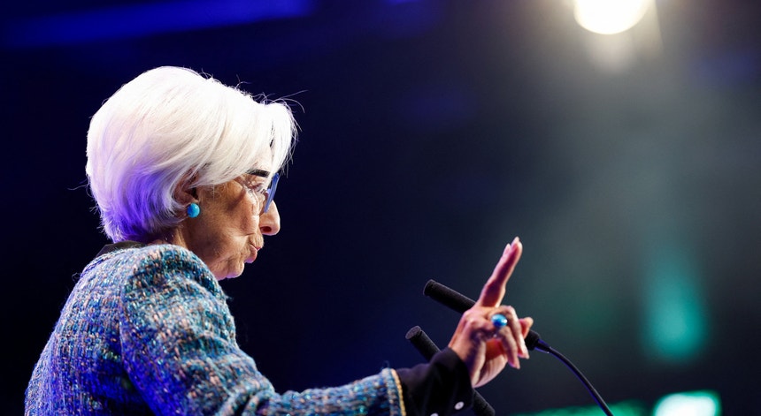 Lagarde estima que inflação se mantenha perto dos 2% nos próximos meses