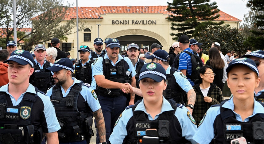 Austrália. Atirador do ataque de Bondi acusado de 59 crimes