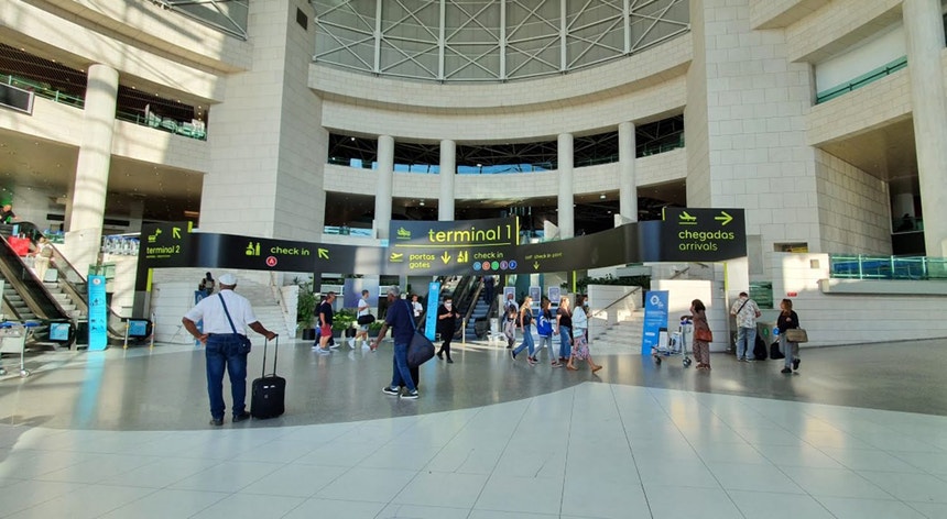 Governo pede desculpa por "embaraço nas fronteiras". ANA quer "encurtar onde der" para acelerar Alcochete