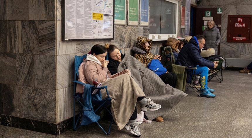 Um morto e 19 feridos. Capital ucraniana atingida por vários ataques russos durante a noite