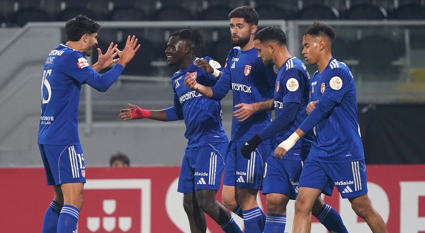 AVS vence em Guimarães e apura-se para os quartos de final