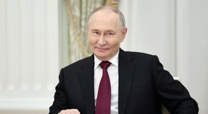 O jogo de Vladimir Putin entre ameaças aos europeus e negociações de paz com os americanos