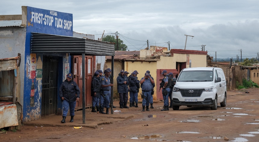 Homens armados mataram pelo menos dez pessoas na África do Sul