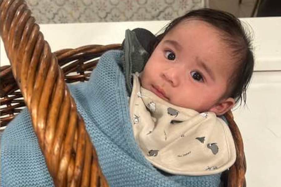 "Muito mais raro que um num milhão". Bebé cresceu fora do útero da mãe e sobreviveu