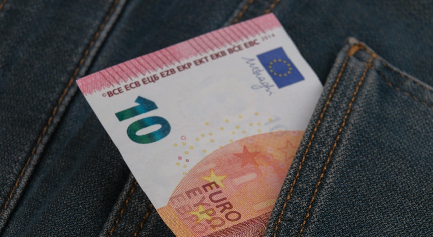 Governo deve aprovar esta quarta-feira subida do salário mínimo para 920 euros