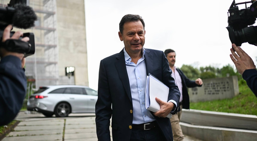 "Decidiu ser mentor de autoajuda". Oposição critica mensagem de Natal do primeiro-ministro