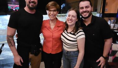 Renata Lo Prete se diverte e canta em karaokê durante festa - iG Gente