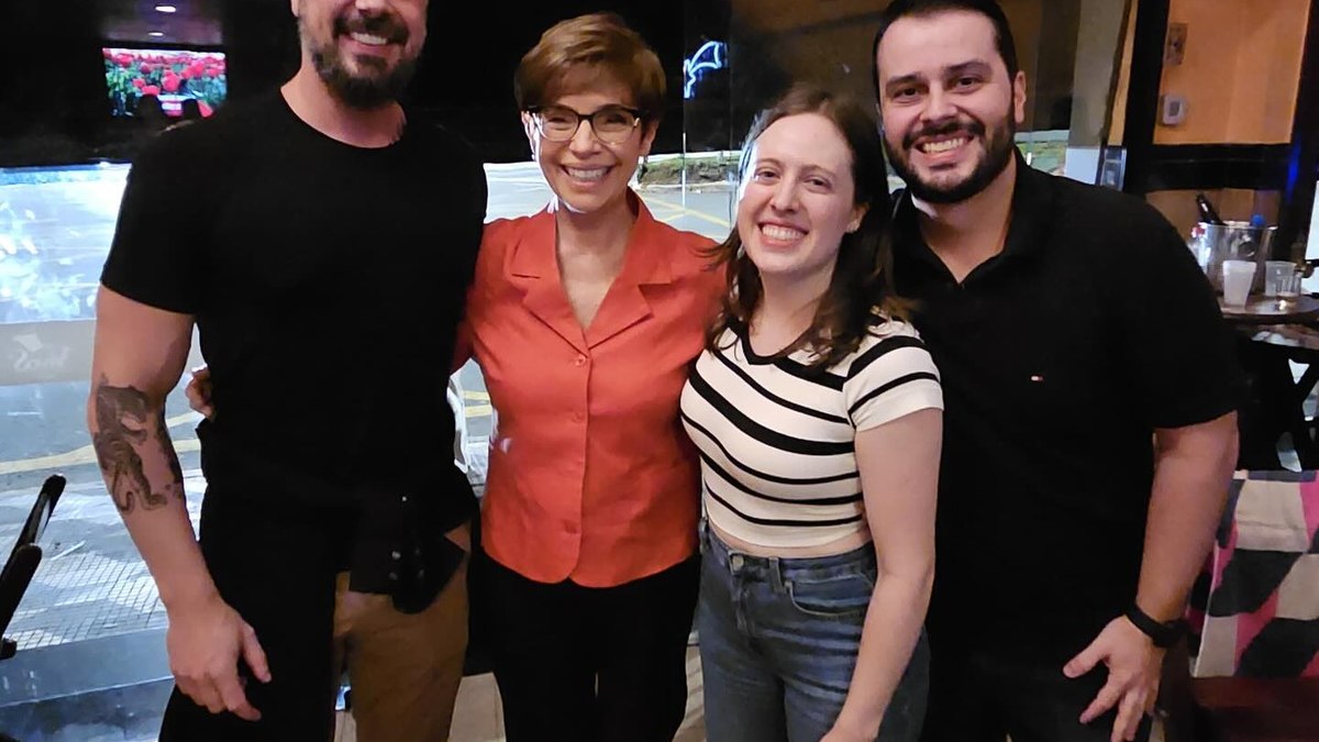 Renata Lo Prete se diverte e canta em karaokê durante festa - iG Gente