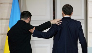 Zelensky conversa com negociadores e prepara deslocação a Londres