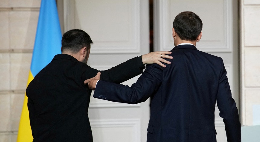 Zelensky conversa com negociadores e prepara deslocação a Londres