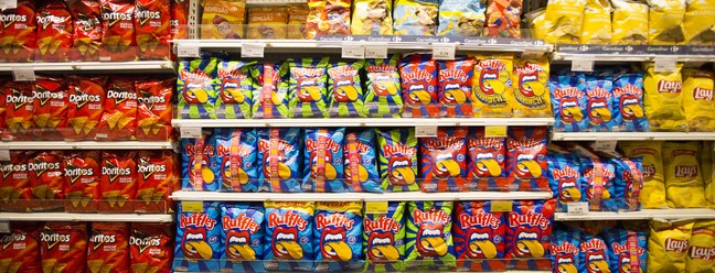 Ultraprocessados, como biscoitos, devem ficar mais baratos do que alimentos saudáveis. — Foto: Maria Isabel Oliveira / Agência O Globo
