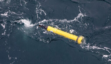 Boia Argo, um instrumento robótico flutuante que recolhe dados oceânicos, enviada para perto do glaciar Totten, na Antártida Oriental.