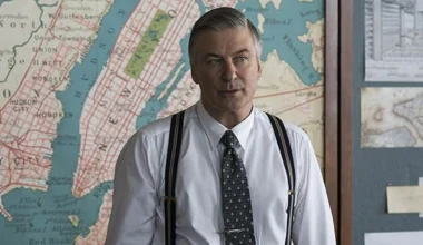 Acabou de estrear no Prime Video: Edward Norton dirige e estrela um noir em Nova York nos anos 50 — e o crime vira obsessão