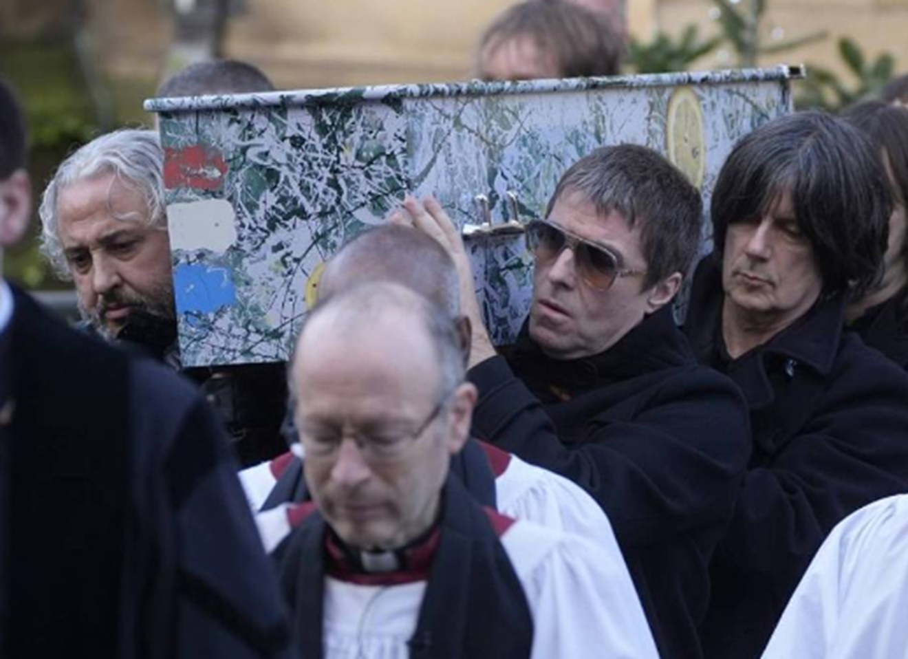 Liam Gallagher e David Beckham vão a funeral de lenda da música