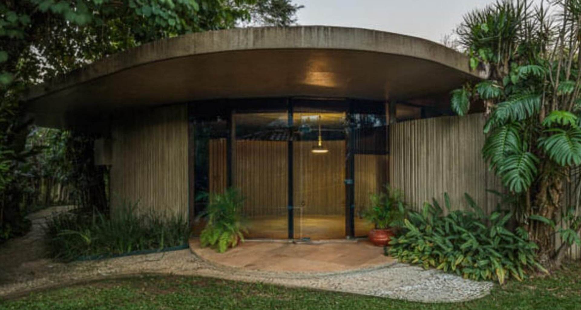 Casa Niemeyer fica no bairro de Alto de Pinheiros em São Paulo - Foto: Leonardo Finotti/Casa Niemeyer