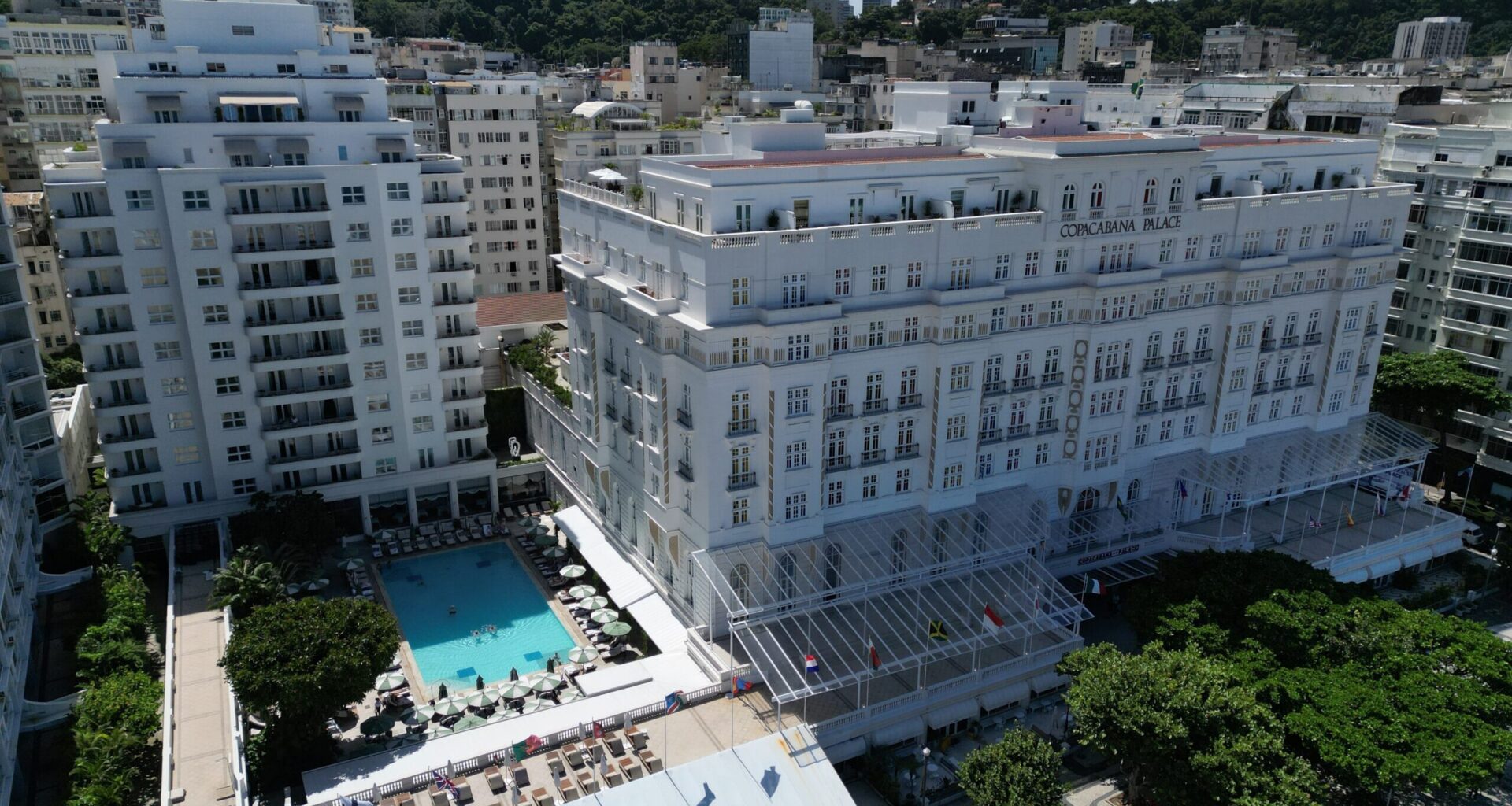 Com fortuna de R$ 20 milhões, cantor mora em hotel luxuoso no RJ