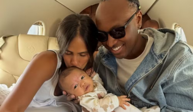 Thiaguinho e Carol Peixinho mostram rosto de Bento em primeira viagem da família