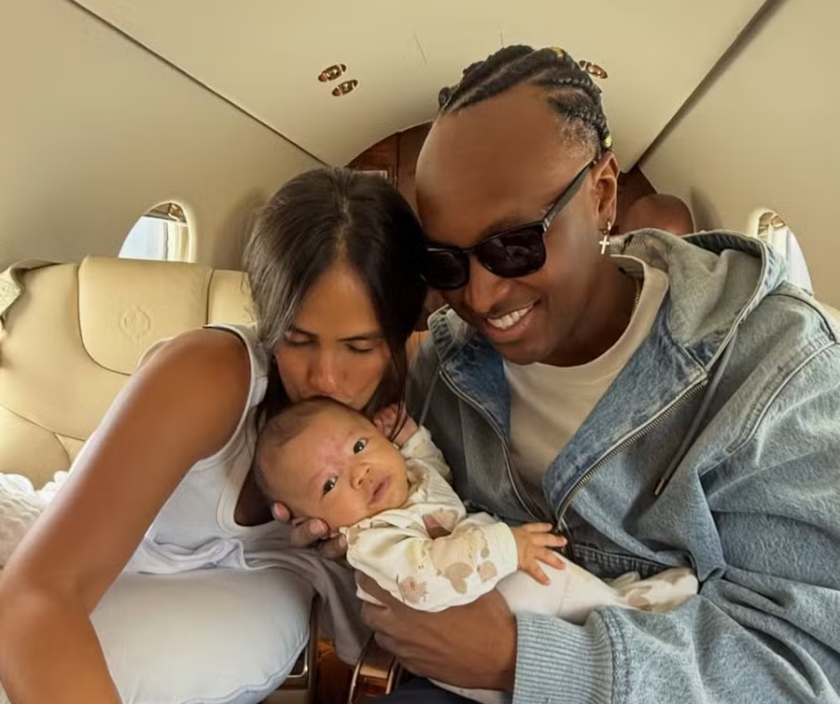 Thiaguinho e Carol Peixinho mostram rosto de Bento em primeira viagem da família