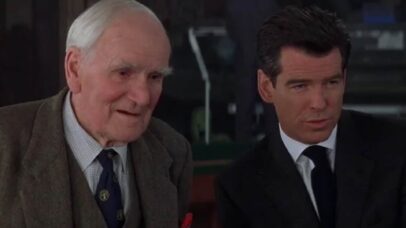 Desmond Llewelyn ao lado de Pierce Brosnan como Q em 007 - Foto: Reprodução
