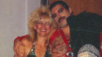 Freddie Mercury (1946-1991) e Barbara Valentin (1940-2002) durante as filmagens do clipe da canção It's A Hard Life, em Munique, na Alemanha, em junho de 1984 - Foto: Arquivo