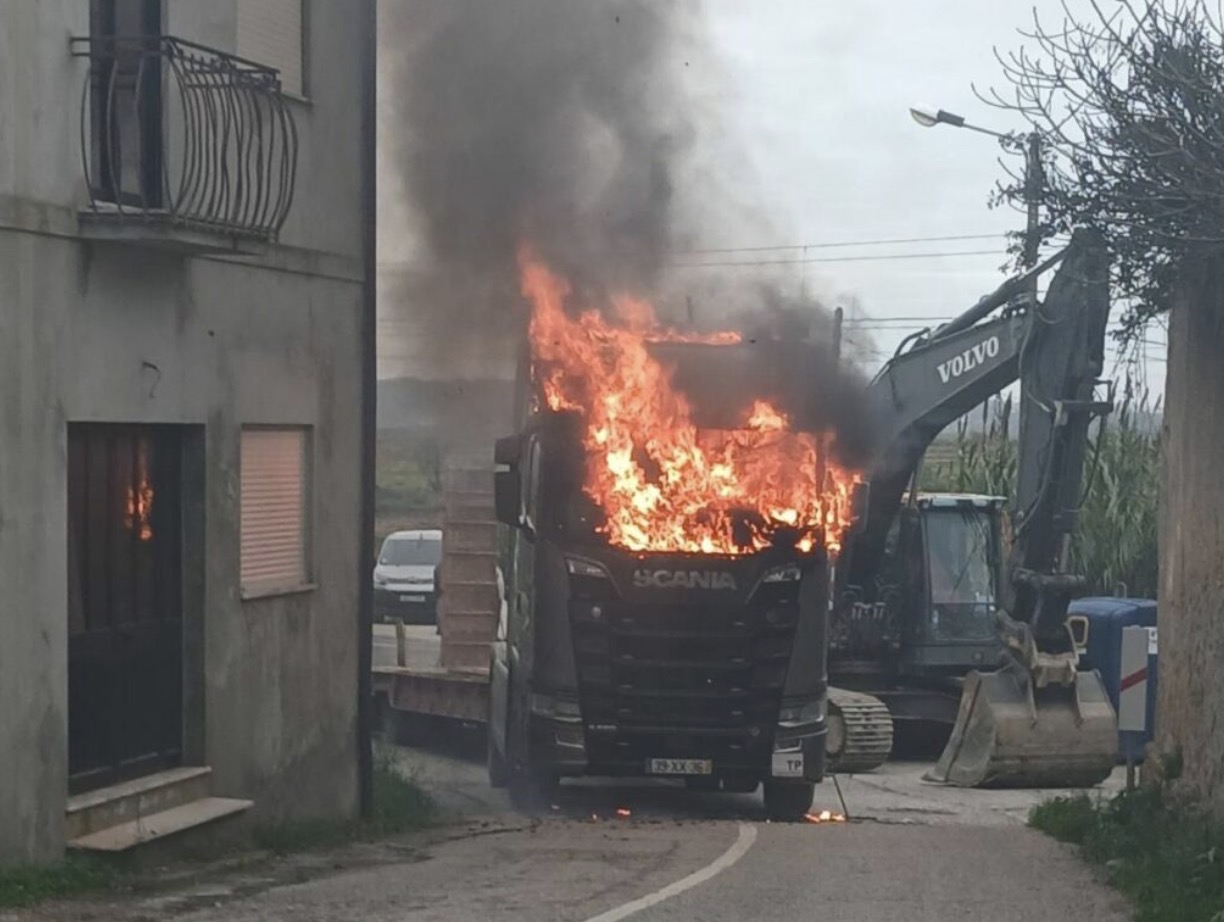 Camião fica imobilizado junto à linha férrea e é retirado instantes antes da passagem de um comboio em Soure