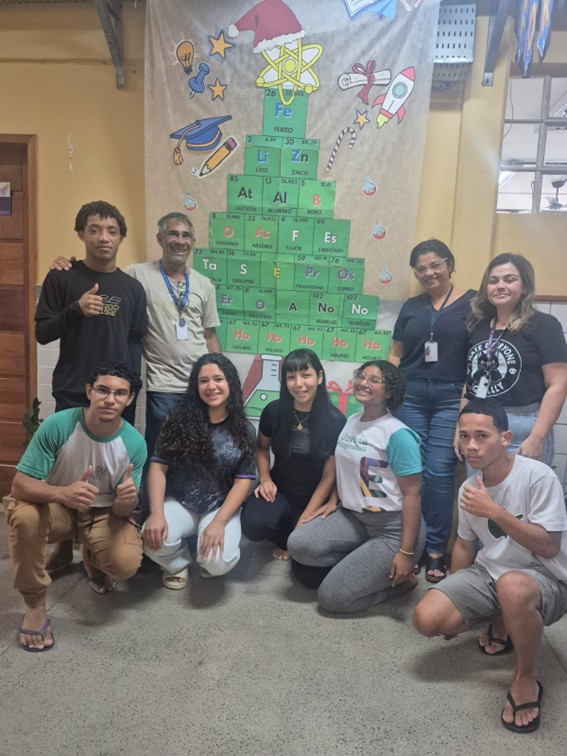 Escola de Vila Velha promove estudo da Química com criação da ‘Árvore de Natal da Tabela Periódica’